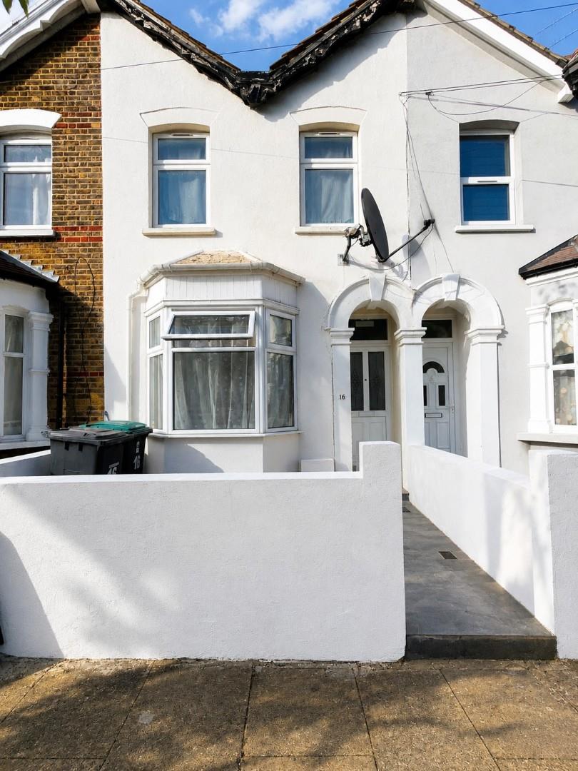 3 bedroom house in Station Crescent, London N15 area